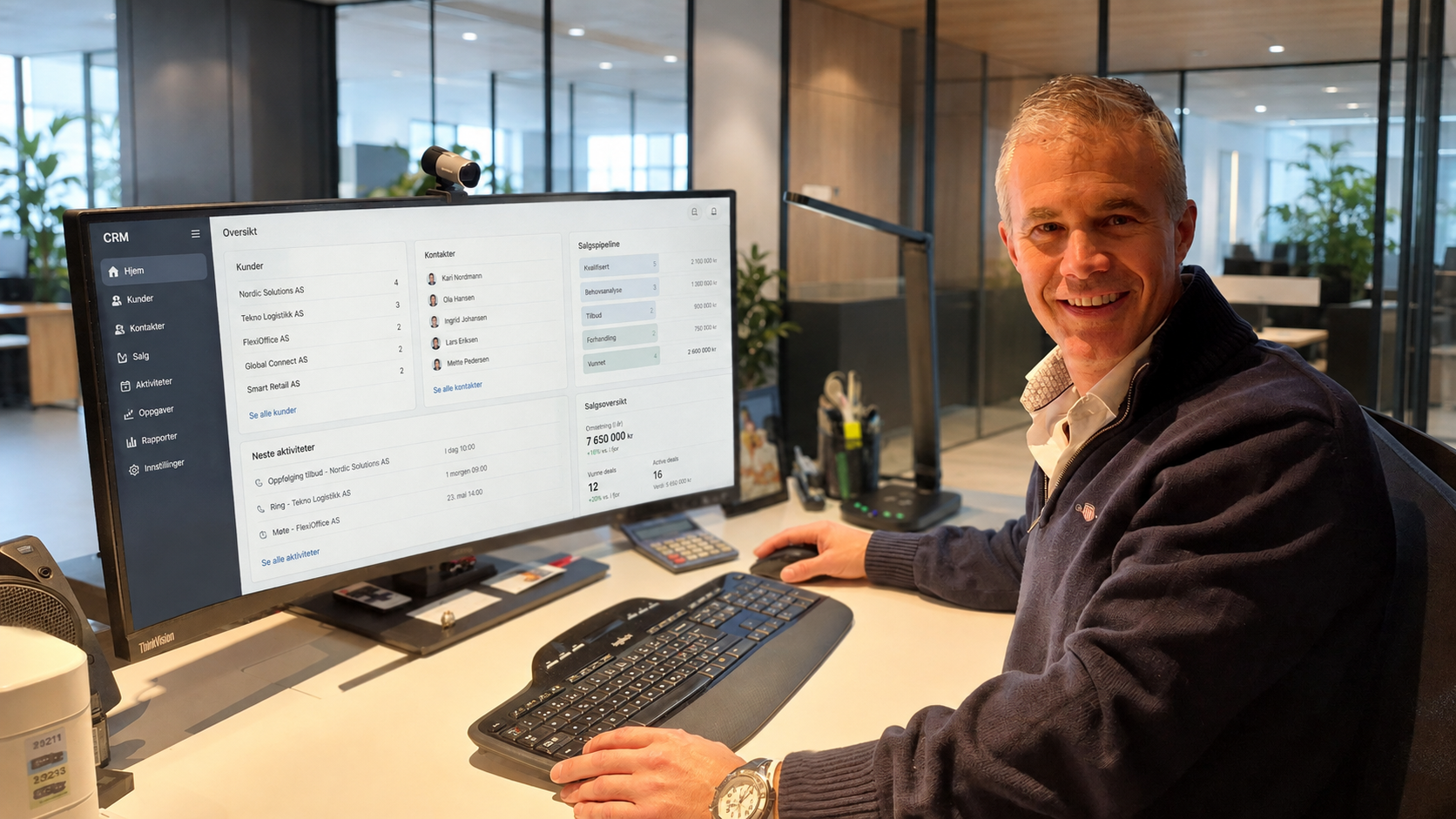 Marius Ottesen at a CRM system – illustration for article on CRM, workflow and leadership.
